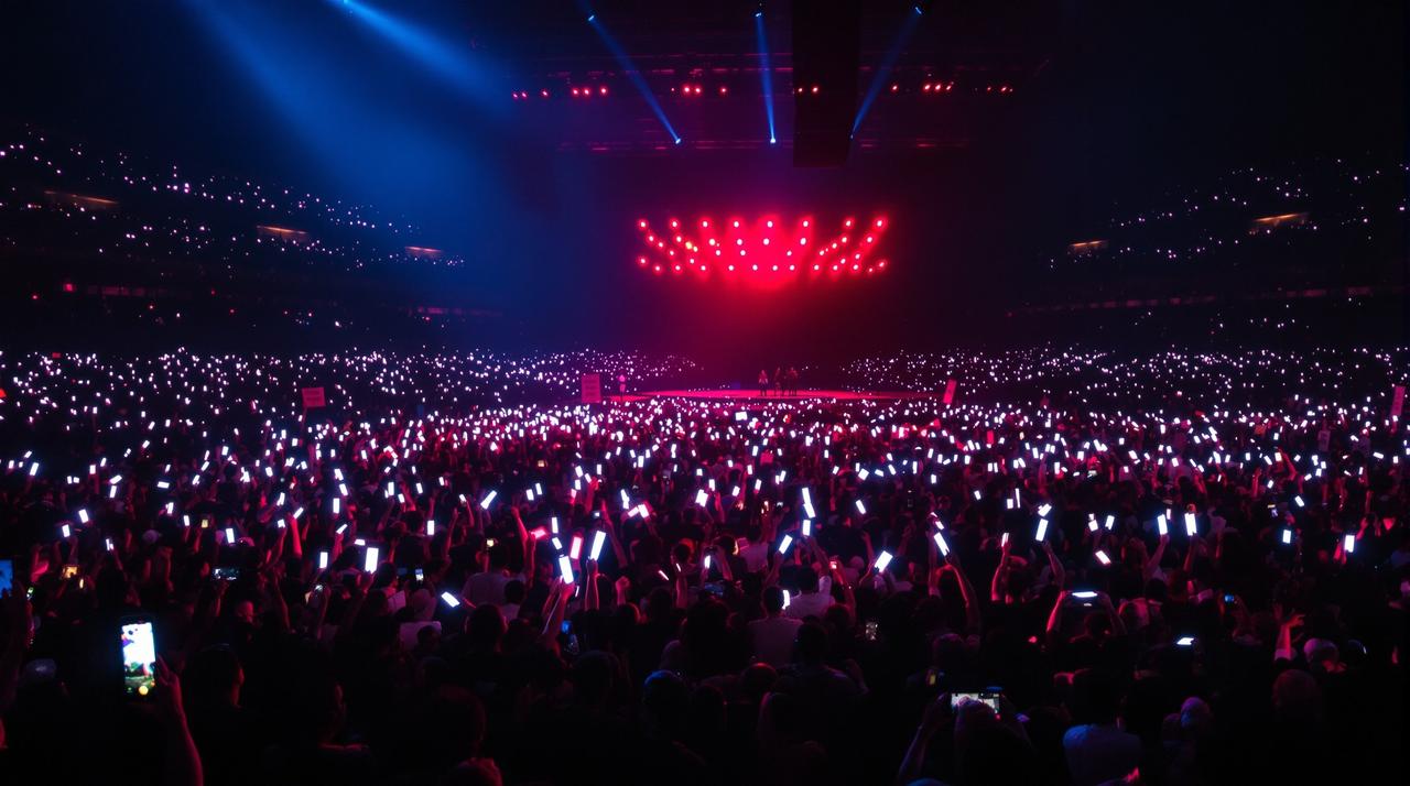 吃瓜天堂vip - 某顶流歌手演唱会突发状况，现场歌迷情绪激动